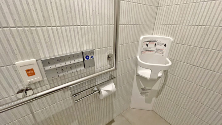 すべての個室トイレにベビーチェア設置